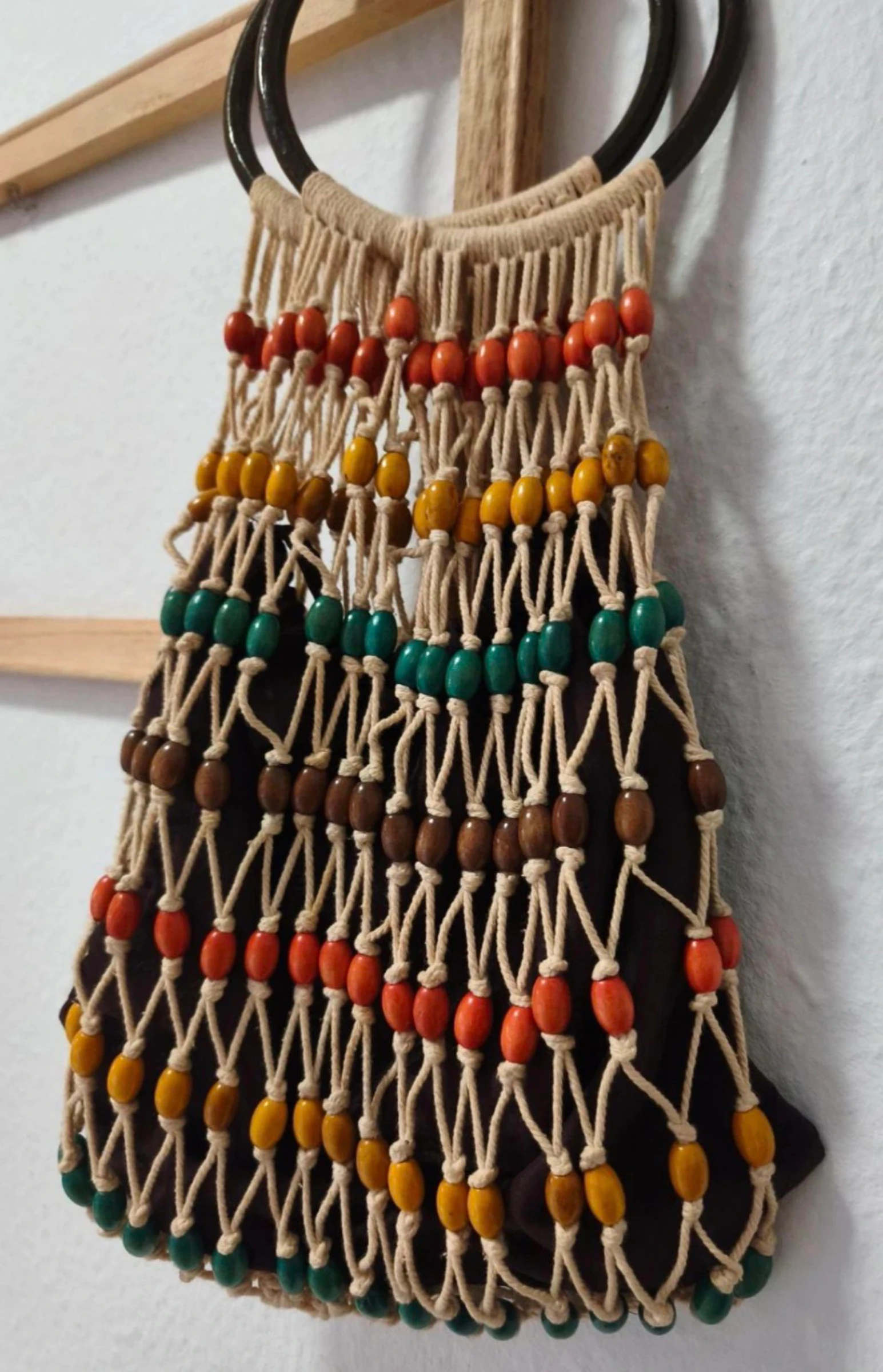 Bolsa de mão de macramé e madeira – photo 3